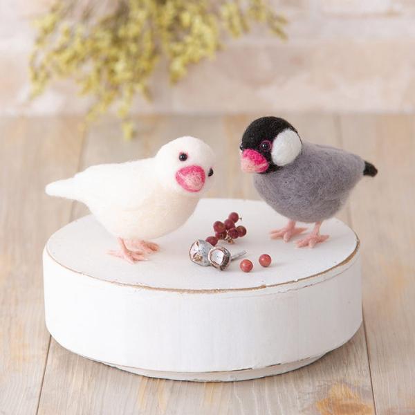 他サイト： ハマナカ アクレーヌでつくるかわいい小鳥 桜文鳥と白文鳥 H441-526 | クラフト 手芸キット 羊毛フェルト フェルト マスコットの商品画像