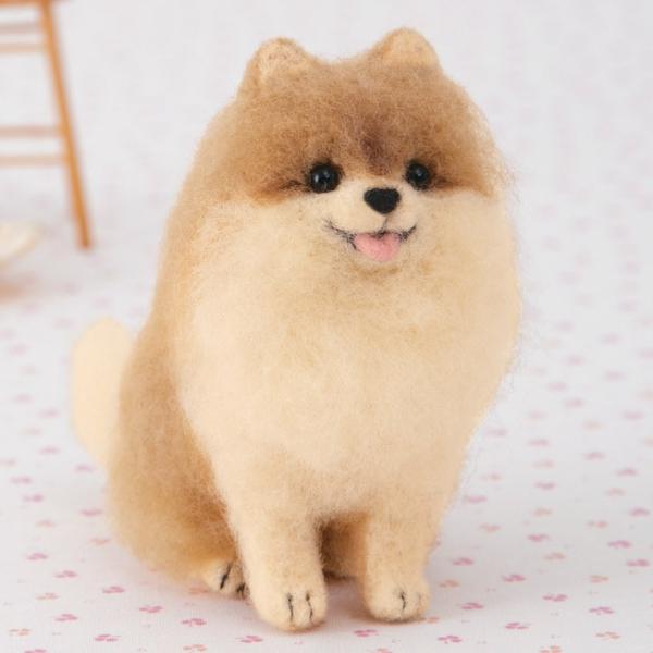 須佐沙知子先生デザイン、人気の犬のキットです。【 サイズ（約） 】 縦23×横14×厚さ2.5cm（パッケージサイズ）高さ9cm（完成サイズ）【 セット内容  】 アクレーヌ、目パーツ、レシピ【 用意するもの 】 【フェルテイング用ニードル...