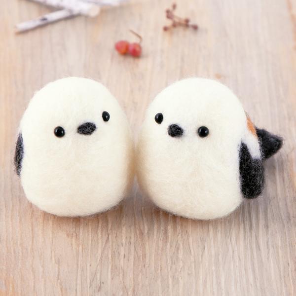 他サイト： ハマナカ アクレーヌキット H441-602 ニードルフェルトでつくるどうぶつたち シマエナガ | アクリルファイバー アクレーヌ フェルト羊毛 どうぶつ シマエナガの商品画像