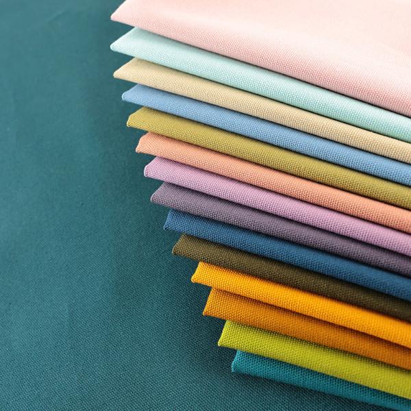 ■布幅（約）…110cm■素材…綿100％■数量設定…50cm単位の切売り　（ご購入例： 数量 2 = 1m）●生地の厚さ … 普通地●透け感 … ほぼなし●生地の特徴 … スタンダードな平織のオックス素材。中厚で丈夫です。しっかりとしたバ...