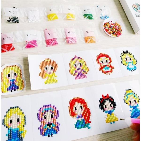 大人も子供も楽しめるダイヤモンドアート。ステッカーの番号にその該当のビーズを貼っていきます。難しい手法やうまい下手がないので、誰かと一緒に話しながらでも楽しめます。完成後は切り取って、お好きなところに貼って楽しめます。【デザイン】プリンセス...