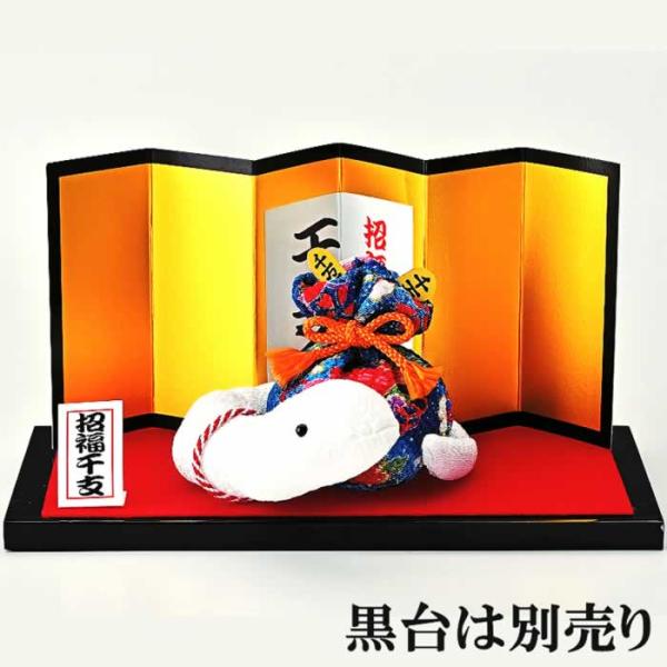 キット内容：金屏風、印刷紙“干支”、立札、もうせん、ちりめん、綿、刺し目、紅白紐、赤紐、鈴黒台（KD-2）は別売り出来上がりサイズ：約縦9ｃｍ×横20ｃｍ×高さ9.5cm（もうせん、金屏風含む）　用意するもの：はさみ、ものさし、両面テープ、...