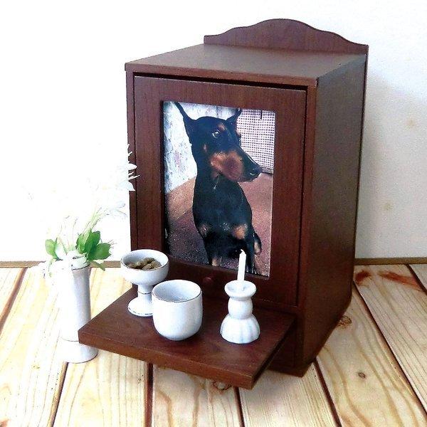 大切なペットの骨壺を納めておける、木目調デザインのメモリアルボックスです。樹脂シートを使用しており、傷が付きにくくなっています。前面には思い出の写真を飾ることができ、引きだしを使えば骨壺などを置くことができ、思い出の品を添えてあげらることも...