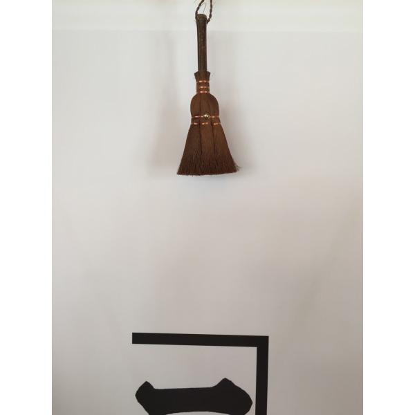 【材　質】本棕櫚皮、黒竹、銅線【サイズ】H24cm×W10cm【重　量】45ｇテーブルのパン屑、机の上の消しゴム、棚の上の埃などの掃除に。かつて竈(かまど)周りを掃く箒を竈の神・荒神様より名をとって荒神箒と呼んでおり、そこから小箒を総称して...