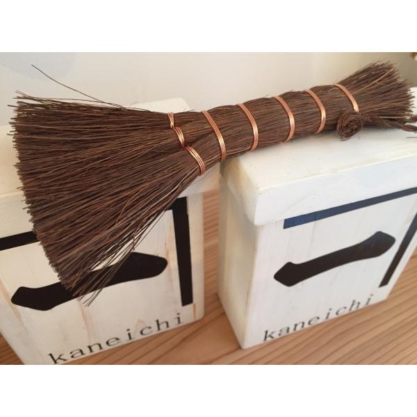 【材　質】本棕櫚皮、黒竹、銅線【サイズ】H15cm×W7cm【重　量】20ｇテーブルのパン屑、机の上の消しゴム、棚の上の埃などの掃除に。かつて竈(かまど)周りを掃く箒を竈の神・荒神様より名をとって荒神箒と呼んでおり、そこから小箒を総称して荒...