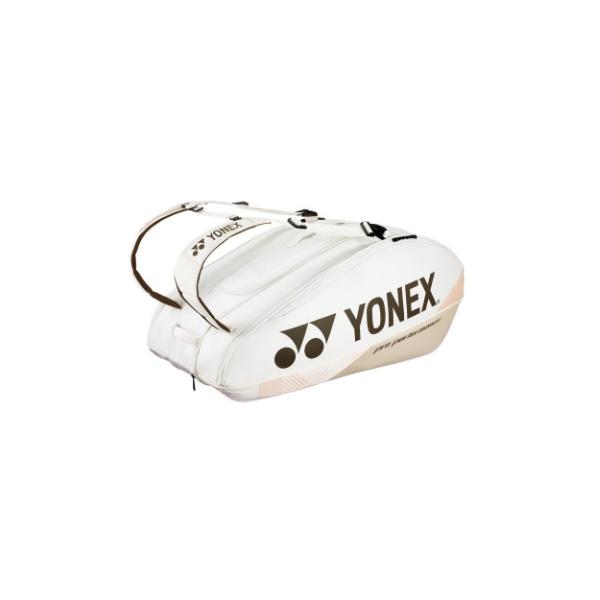 メーカー：YONEX（ヨネックス）仕様正面ポケット 、底面ポケット、ケアツールポケット、貴重品ポケット(内部起毛素材)、回転バックル、YKKファスナー、チェストベルト、本体内部からも取り出せるシューズポケット素材ポリエステル+PU原産地ベト...