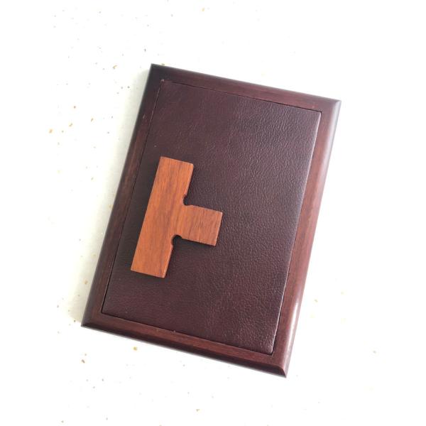 印褥、印矩ともに花梨で上質です。印矩はくりぬき加工で継ぎ目がありません。印褥は花梨枠があり中には鉄板が入っており、印矩にはマグネットがついておりますので紙を押さえる事ができ押印が楽に出来ます。■仕様・サイズ・印褥　花梨木枠。鉄板入り / 1...