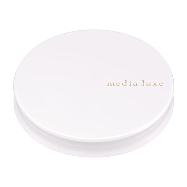 指がかりがよく、開けやすいフォルム。鏡付きで、持ち運びに便利な薄型コンパクト。メディアリュクスのプレストパウダー専用ケース。※レフィル（パフ付き）は別売りです