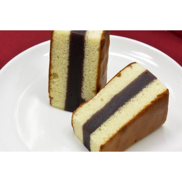 「シベリア」はカステラで羊羹を挟んだお菓子です。まずは、カステラの製造から始まり、大豆、寒天を煮て、羊羹を作るため、非常に手間のかかる商品です。それをひとつひとつ手作りしております。お茶会の席などで、大変好評いただいておりますので、是非お試...