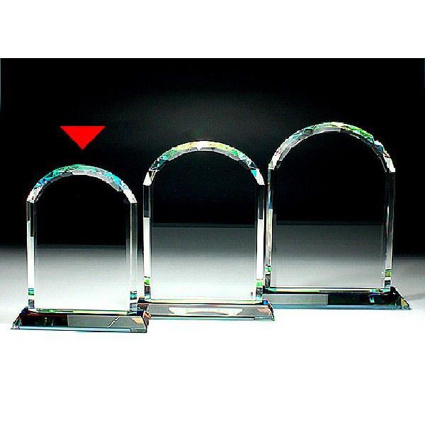 高い透明度と高級感を合わせ持つクリスタルガラス。虹色に輝く底面ホログラム加工。ペットの名前、生誕年月を彫刻します。化粧箱入りサイズ：約145ｘ175ｘ40mm