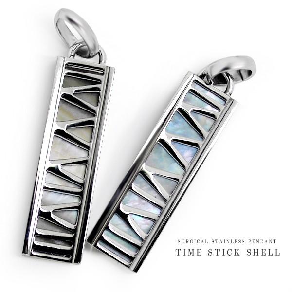 スティック型のステンレスネックレスには、海の宝石「シェル」をはめ込んでおり、シェルは見る角度により輝きがいくつも変わり、またステンレスの輝きは鏡のように映りこむ光と影によって生み出されます。キラリと光るシルバーカラーとウットリするほどの綺麗...
