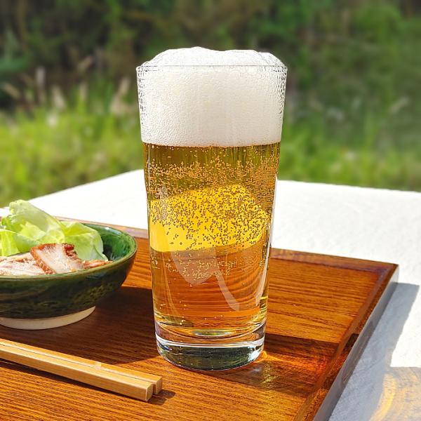 350ccのビール缶が一本入る大きめサイズのタンブラーで、キンキンに冷えたビールをグイッと一飲み！しっかりとした重厚感があり、高級感も演出できます。ご自宅用で家族とお酒を楽しまれる際にも、来客やパーティーの際でも、シーンを選ばずお使いできま...