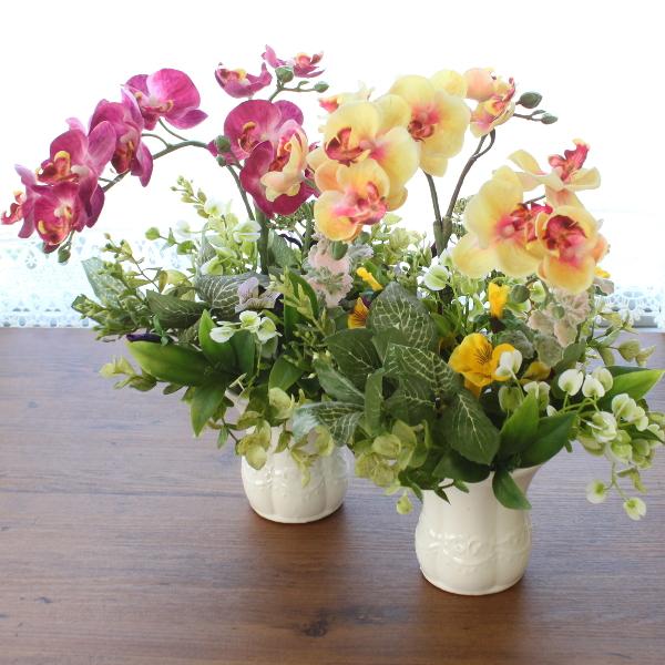 小ぶりなサイズの胡蝶蘭がかわいらしいアレンジ。お祝い、お誕生日などのプレゼントにも。パープル、イエローの2色からお選び下さい。サイズ：高さ32cm×幅25cm×奥行21cm＊商品の仕様は変更になる場合がございます＊受注制作のため数日お時間を...