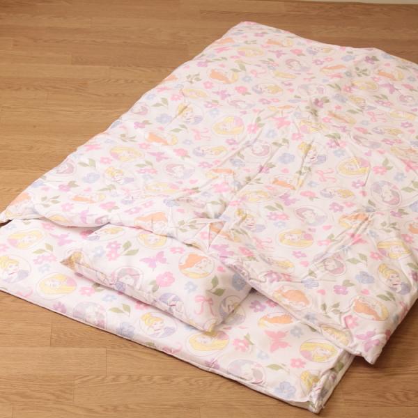 ディズニー プリンセスお昼寝布団7点セット。◆保育園・幼稚園・おでかけ先でのおひるね準備はこれでOK。かわいいディズニー プリンセスをあしらったデザインのお昼寝布団7点セットです。◆掛けふとん、掛けふとんカバー、敷きふとん、敷きふとんカバー...