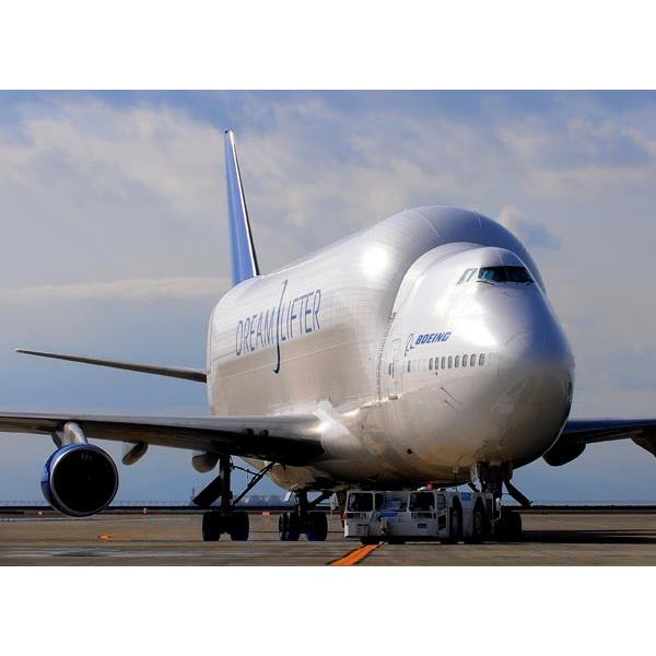 ボーイングの翼・胴体等を運ぶ貨物機、日本ではセントレアでしか見られない、貴重な飛行機です。このようなずんぐりむっくりの機体で、よく飛べるものだと不思議な気がします。　　　　　　　　　　　　額に入れても、パネルにしても、何処に飾っても映えます...