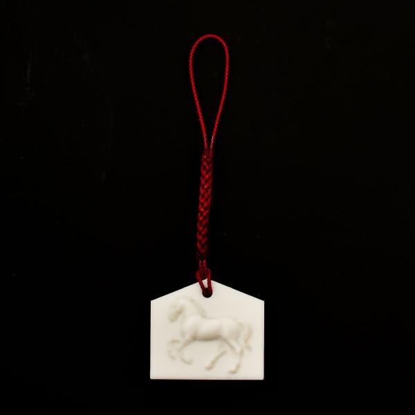 こちらは、絵馬の形をした小さなお守りでございます。表面には馬の姿が立体で表現されており、裏面は願い事を書けるようになっています。※4枚目の画像は記入例です【サイズ】全長（紐込み）：約10.5cm本体：縦 約3cm × 横 約3.4cm神社で...