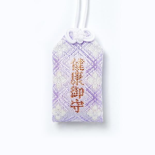 ◆白い部分が蓄光の生地で奉製された肌お守りです。【サイズ】全長：18cm紐：12.5cmお守り部分：縦5.5cm 横3cm 厚み：0.8cm神社で祈願済み鎌倉時代（1250年）より続く岩国鎮座の神社、白崎八幡宮の大神様のご神徳（ご利益）をお...