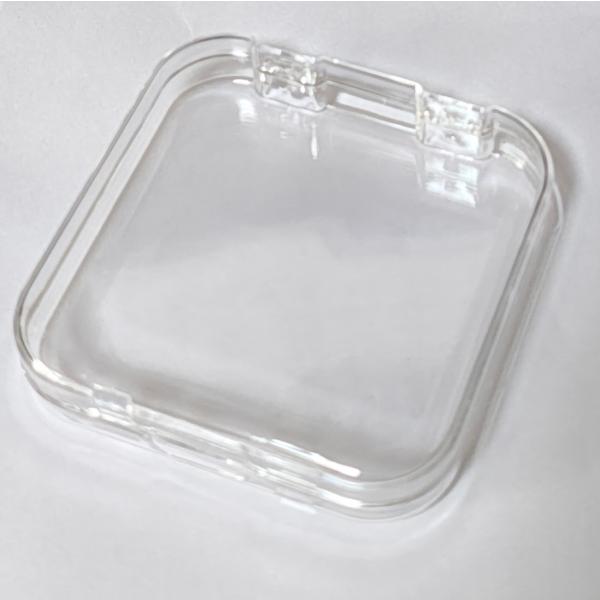 ネイルチップの保管やディスプレイに便利なチップケースです。アクセサリーの保管にもお使いいただけます。7.5×7.5cm。ネイルチップ固定用の両面テープ(2枚)付きです。海外製につき、スレや傷などある場合がございます。ネイルチップケース ディ...