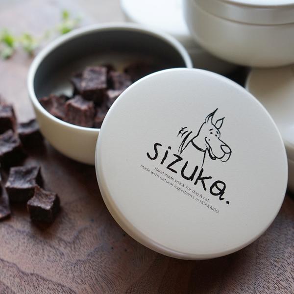 お茶葉なども入れて保存できる缶、その名も”シズ缶”（猫）密閉されるので、匂いのキツイおやつも匂いをシャットアウト！お出かけ時にもとっても役立ちます。手のひらサイズなので、おやつを持ち歩く以外に小物や、キャンディーなどを入れても可愛いです♪〇...