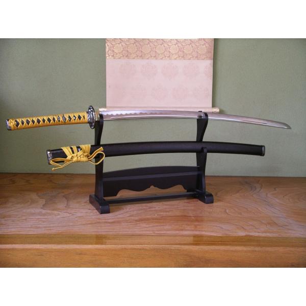 アイテム名：模造刀 新選組局長 近藤勇 長曽称虎徹 大刀セット内容：1点刀掛台は付属していません。必要な方は別途出品中ですのでご注文ください。サイズ全長：約1045mm（鞘なし約1010mm）刃渡り：約735mm重量：約1235g（鞘なし約...