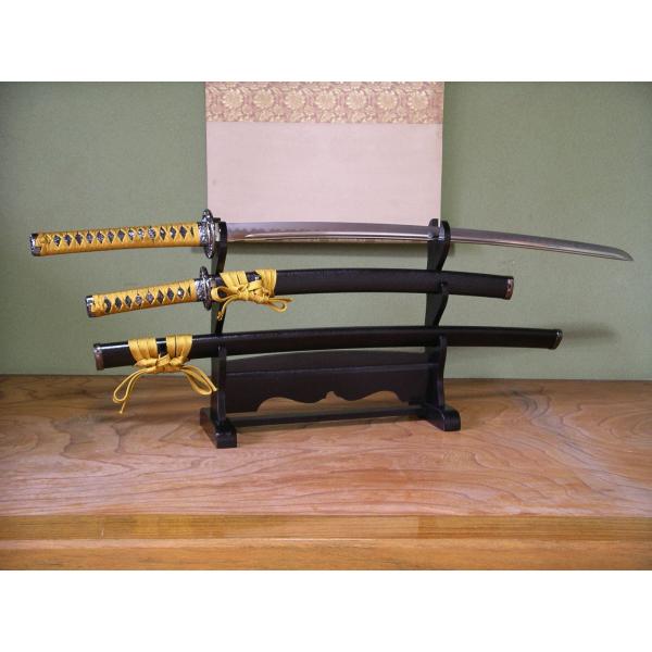 アイテム名：模造刀 新選組局長 近藤勇 長曽称虎徹 大刀 小刀(脇差) 2本セットセット内容：2本セット刀掛台は付属していません。必要な方は別途出品中ですのでご注文ください。サイズ大刀全長：約1045mm（鞘なし約1010mm）刃渡り：約7...