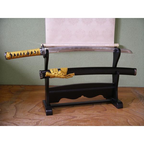 アイテム名：模造刀 新選組局長 近藤勇 長曽称虎徹 小刀(脇差)セット内容：1点刀掛台は付属していません。必要な方は別途出品中ですのでご注文ください。サイズ全長：約695mm（鞘なし約650mm）刃渡り：約455mm重量：約755g（鞘なし...