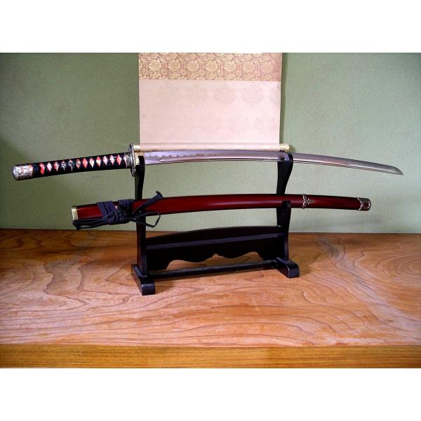 アイテム名：模造刀 新選組 一番隊組長 沖田総司 加州清光 大刀セット内容：1点刀掛台は付属していません。必要な方は別途出品中ですのでご注文ください。サイズ全長：約1060mm（鞘なし約1015mm）刃渡り：約730mm重量：約1210g（...