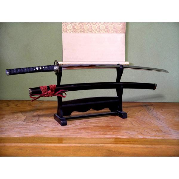 アイテム名：模造刀 真田幸村 黒鞘 六文銭 妖刀村正 大刀セット内容：1点刀掛台は付属していません。必要な方は別途出品中ですのでご注文ください。サイズ全長：約1045mm（鞘なし約1015mm）刃渡り：約735mm重量：約1230g（鞘なし...