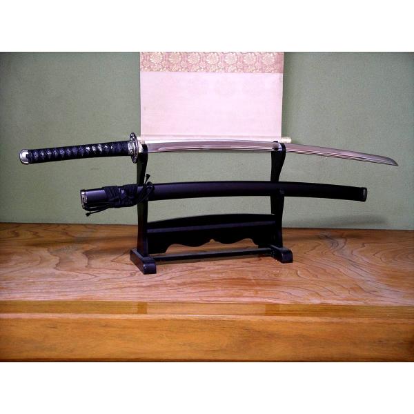 アイテム名：模造刀 維新の志士 倒幕派 高杉晋作 粟田口 大刀セット内容：1点刀掛台は付属していません。必要な方は別途出品中ですのでご注文ください。サイズ全長：約1050mm（鞘なし約1020mm）刃渡り：約730mm重量：約1225g（鞘...