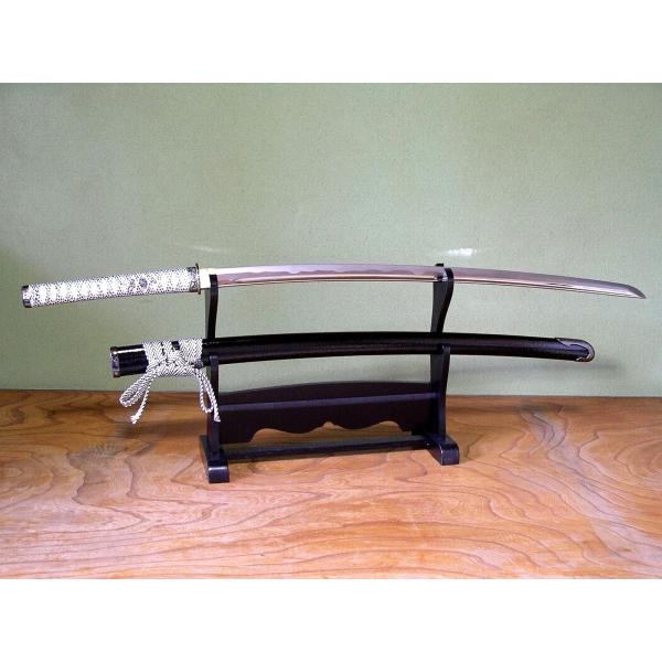 アイテム名：模造刀 戦国武将 上杉謙信 毘沙門天 大刀セット内容：1点刀掛台は付属していません。必要な方は別途出品中ですのでご注文ください。サイズ全長：約1055mm（鞘なし約1010mm）刃渡り：約750mm重量：約1125g（鞘なし約8...