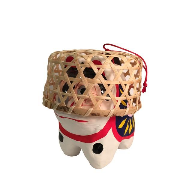 身代わり犬と呼ばれますが、ざるをかぶっているのは赤ちゃんが風邪を引いても鼻のぬけがよいからといういわれです。