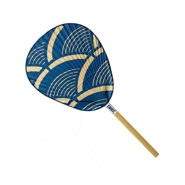 熊本県山鹿の栗川商店が製作する柿渋を用いた伝統的製法をまもる来民渋うちわ