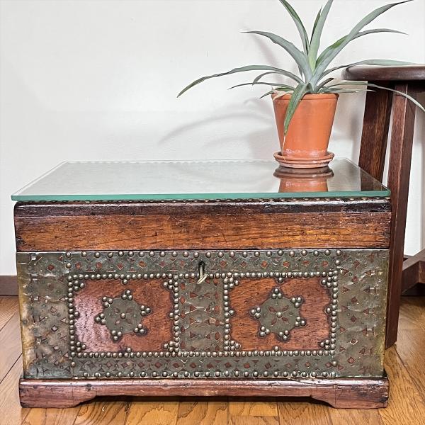 アンティーク アフリカ ザンジバルチェスト チーク材 鋲打 真鍮装飾