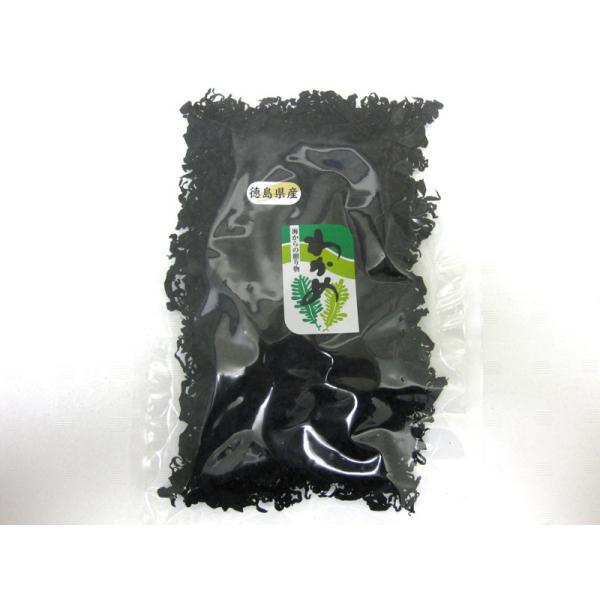 水洗い不要！料理にそのまま使える！商品名：カットわかめ名称：乾燥若布産地：徳島県産原材料：わかめ（徳島県産） 内　容：100ｇ保存方法：直射日光をさけ常温で保存賞味期限：1年■配送方法：ネコポス便（ヤマト運輸）※発送のご案内から翌日〜３日で...