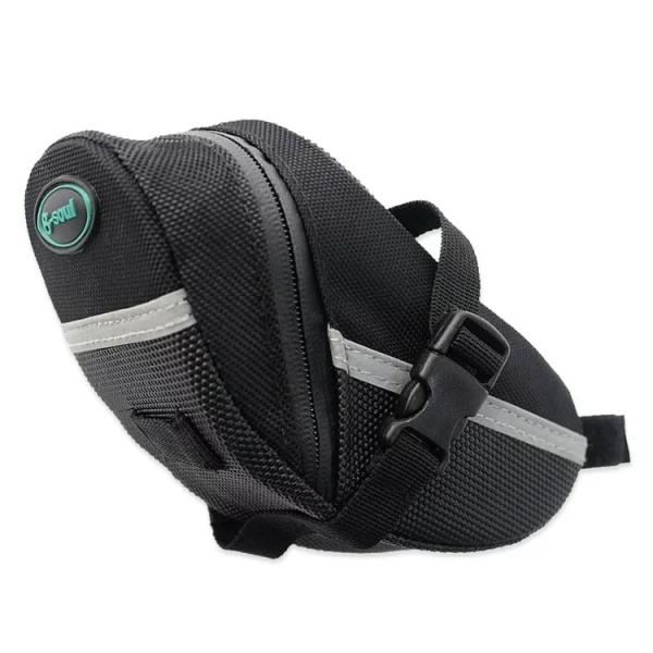 ちょっとした工具や小物などを入れておくのに便利な、軽量ナイロン素材製のサドルバッグです。耐久性や対候性に優れた厚手のナイロン素材製で、ファスナー部分は簡易防水仕様となっております。取付けはシートポストとサドルレールにベルトで固定するだけ。特...