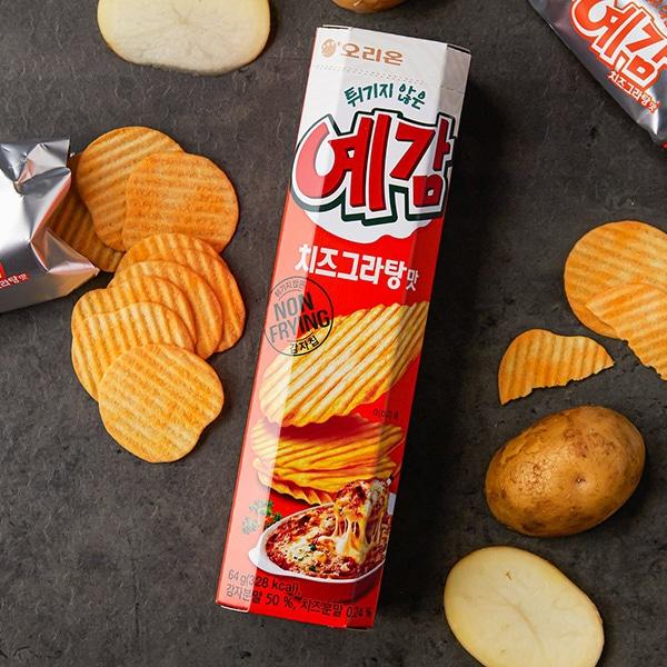 #商品の特徴 : POINTオリオンのイェガム チーズグラタン味ポテトチップは、韓国お菓子の人気商品です。サクサクのポテトチップにチーズグラタン風味がたまらなく美味しい一品です。ノンフライでヘルシーなのも嬉しいポイント。64gのパッケージで...