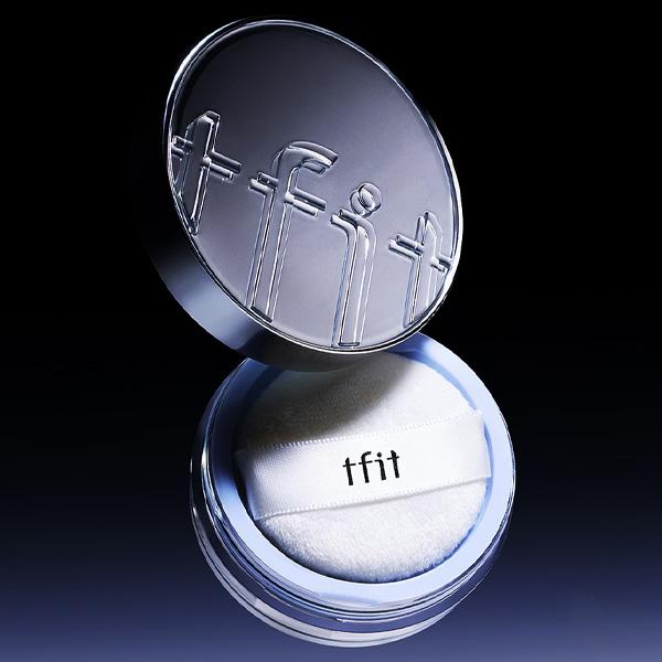 #商品の特徴 : POINT[TFIT] トランスルーセントセット エッセンシャル パウダーが登場！透明感のある仕上がりがこのパウダーの最大の特徴。しっかりと肌に溶け込み、まるで素肌のようなナチュラルさを実現します。サラサラのテクスチャーが...