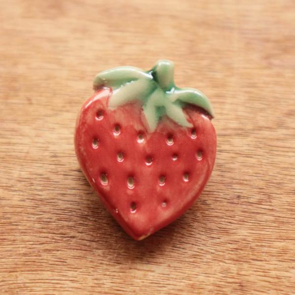 TOMI-kobo 陶器 ブローチ イチゴ 苺 ジュエリー ハンドメイド アクセサリー レディース キッズ おしゃれ かわいい