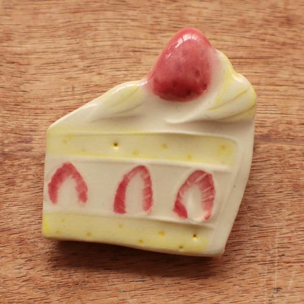 TOMI-kobo 陶器 ブローチ 苺のショートケーキ 2 ジュエリー ハンドメイド アクセサリー レディース キッズ おしゃれ かわいい