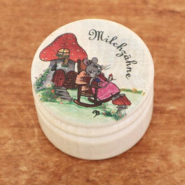 Size：φ4.3ｘH3.3cm素材：天然木ドイツ製※自然素材、手作りのため画像と色の濃淡、木目などに個体差がございます。※プリントの擦れやムラがみられる場合がございます。※ネジ部分に使用に差し支えない程度の欠けやカサつきがみられる場合がご...