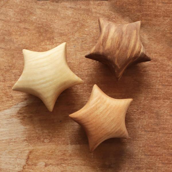 商品1点の価格です。Size：5.5×2.6cm素材：天然木 オイル仕上げ　テグスメーカー：ドイツ Waldfabrik ヴァルトファブリック生産国：ドイツ製※天然素材、手作り品のため、色の濃淡、木目などに個体差がございます。　選択はおまか...