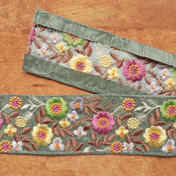 インド 刺繍リボン チロリアンテープ リボン 手芸 ハンドメイド 女の子 男の子 入園 入学 かわいい 刺繍リボン 50cm フォークフラワーonグリーン 5cm幅
