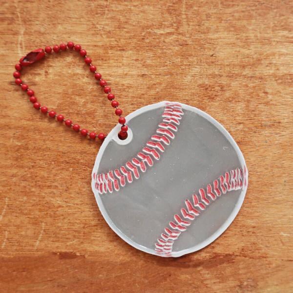 size：5×5cm　チェーンの高さ5cm材質：Reflomax 反射材(ソフトタイプ)　キーチェーン原産国：スウェーデン Glimmis グリミスCE取得(ヨーロッパ安全基準)※両面に反射素材を使用しています。※表面の小さなマークは、型の...