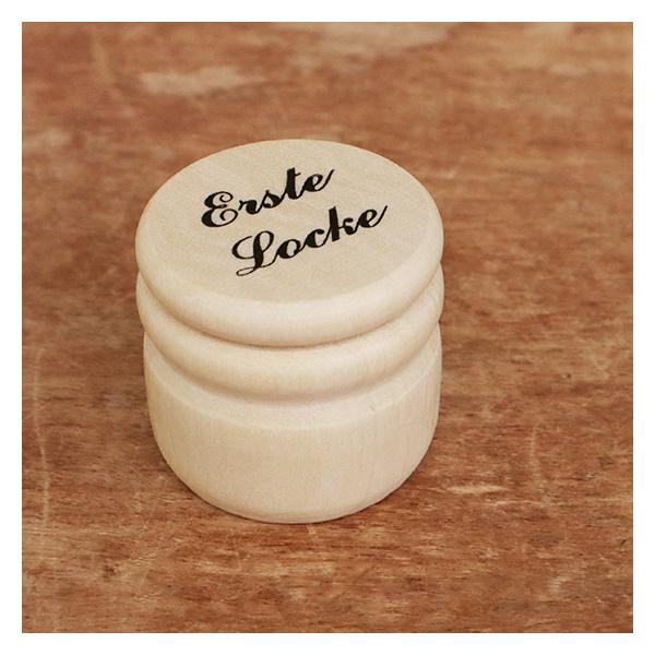 Size：直径3.4×H3.4cm素材：天然木(ビーチウッド)ドイツ製※自然素材のため、色の濃淡や木目などに個体差がございます。※ネジ部分に使用に差し支えない程度のカサつきや欠けが見られる場合がございます。※納品時のロットによって文字のデザ...