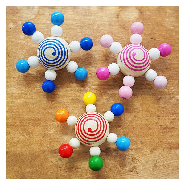 Size：直径9×3cm素材：天然木(カエデ)対象年齢：0歳〜メーカー：ドイツ Heimess ハイメス生産国：ドイツ製CE取得(ヨーロッパ安全基準)spiel gut取得(ドイツで作られる優良な玩具に与えられるマーク)●中心の渦のペイント...