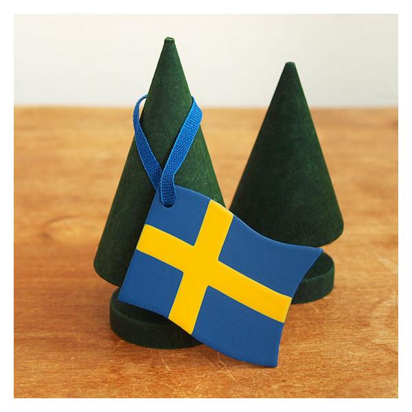 ブルーとイエローが目に鮮やかなスウェーデンの国旗のオーナメントです。お部屋や、ツリーに飾れば、北欧風インテリアに早変わり？！Size：W5ｘD3.54ｘH0.3cm素材：天然木(バーチ)スウェーデン製※自然素材、手作りのため、大きさや形、木...