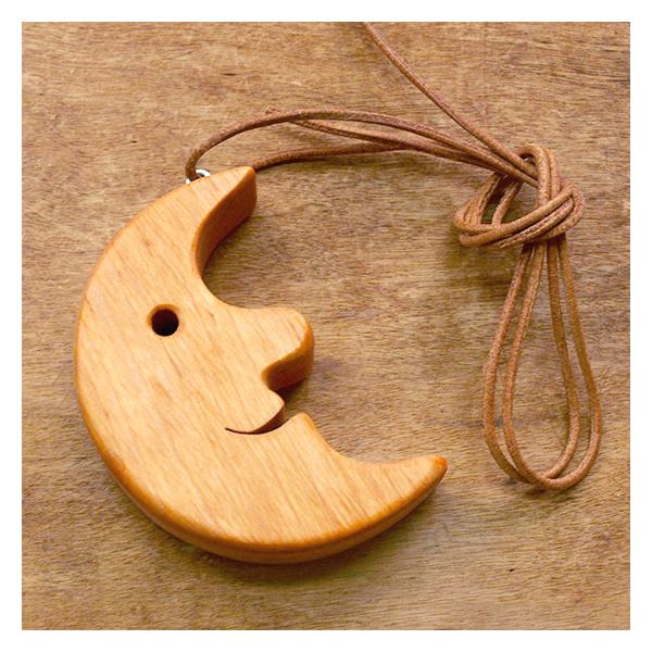 Size：H9×W6.5×D2.3cm素材：天然木　オイル仕上げ　革ひも付きメーカー：ドイツ Waldfabrik ヴァルトファブリック生産国：ドイツ製※天然素材、手作り品のため、木目、色の濃淡、風合いに個体差がございます。　商品の特性とし...