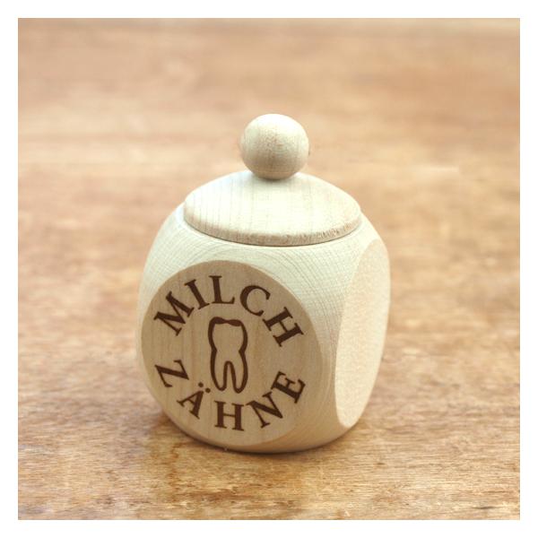 Size：W4×D4×H6cm　内寸-直径2.7×H2cm素材：天然木（ヨーロピアンウッド）ドイツ製※自然素材のため、木の色味や木目などに個体差がございます。※刻印の濃淡に個体差がございます。※底面やネジ部分の削り跡、傷、凹凸は製造工程上で...