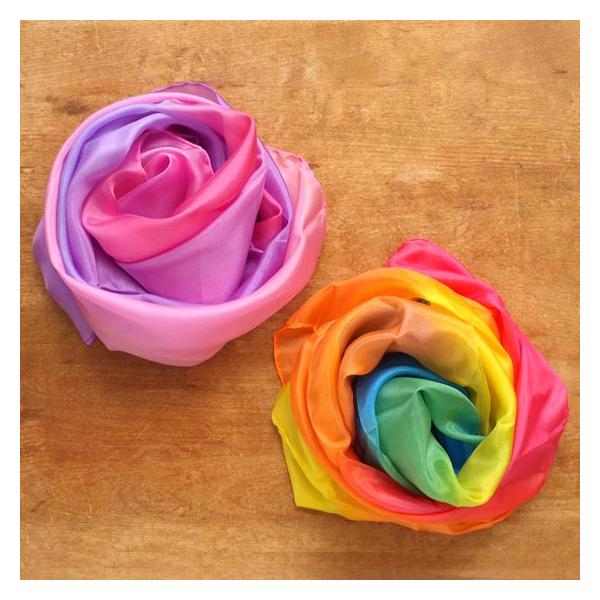 美しい虹染めのシルクプレイクロスです。繊細な薄手の素材です。手に持ってダンスをしたり、扮装や季節のテーブル用クロスとしても。スカーフとしても利用できます。シュタイナー教育玩具メーカーの商品です。Size：約89×89cm素材:シルク100％...