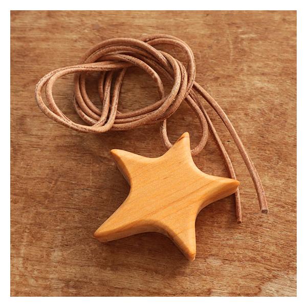 Size：5.5×4.6×1.8cm素材：天然木　オイル仕上げ 革ひも付メーカー：ドイツ Waldfabrik ヴァルトファブリック生産国：ドイツ製※天然素材、手作り品のため、木目、色の濃淡、風合いに個体差がございます。　商品の特性としてお...